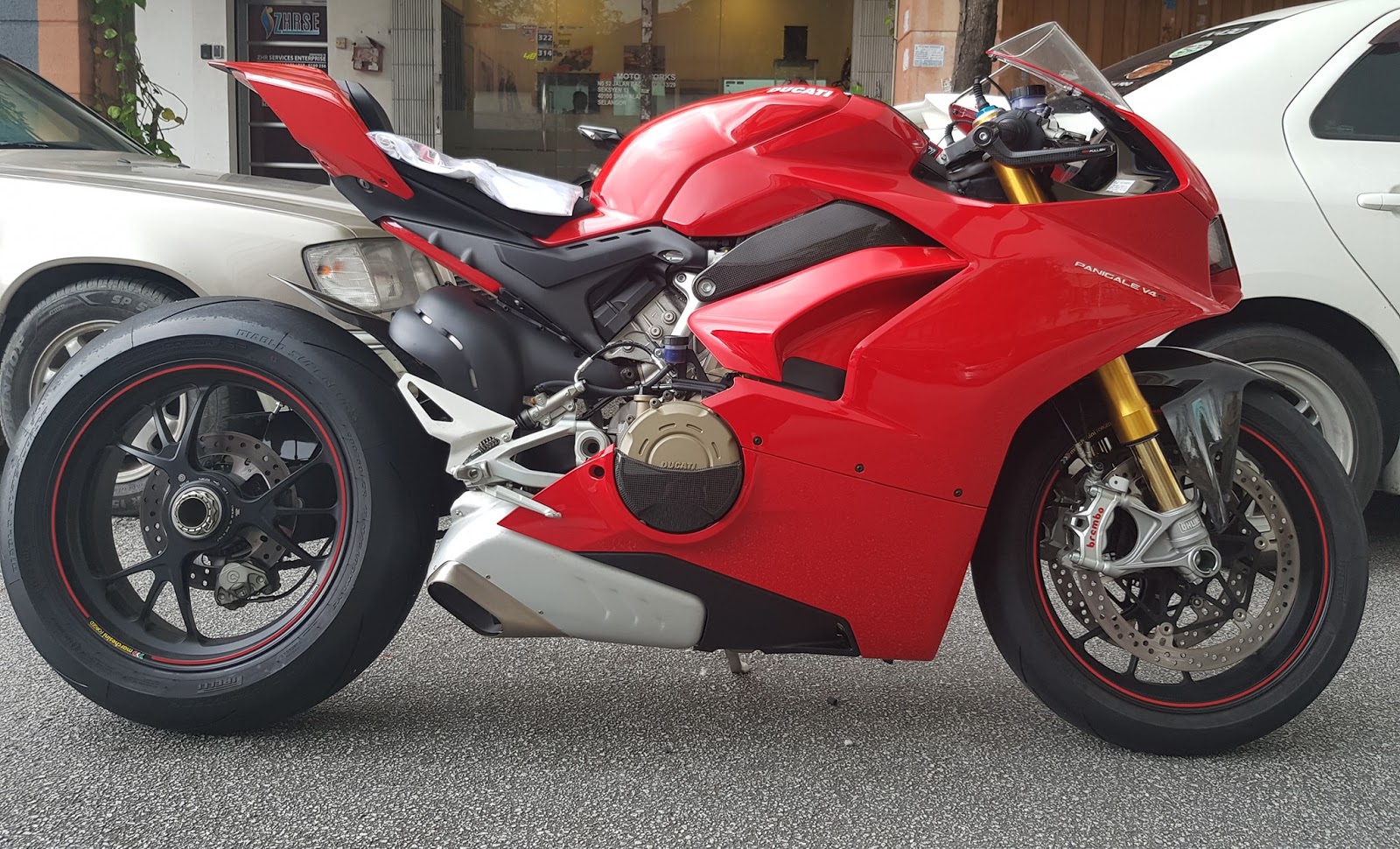 Reach Your Personal Best with the Panigale V4 Carbon Fiber post thumbnail image